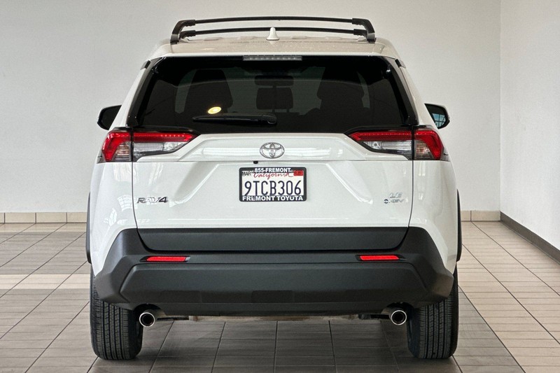 Toyota RAV4 Vehicle Full-screen Gallery Image 05