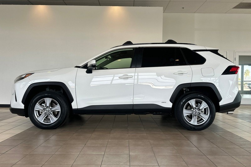 Toyota RAV4 Vehicle Full-screen Gallery Image 07