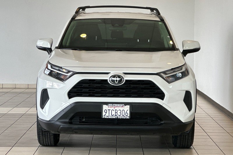 Toyota RAV4 Vehicle Full-screen Gallery Image 09