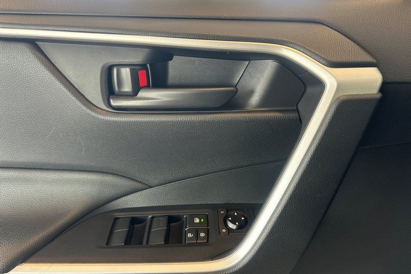 Toyota RAV4 Vehicle Full-screen Gallery Image 11