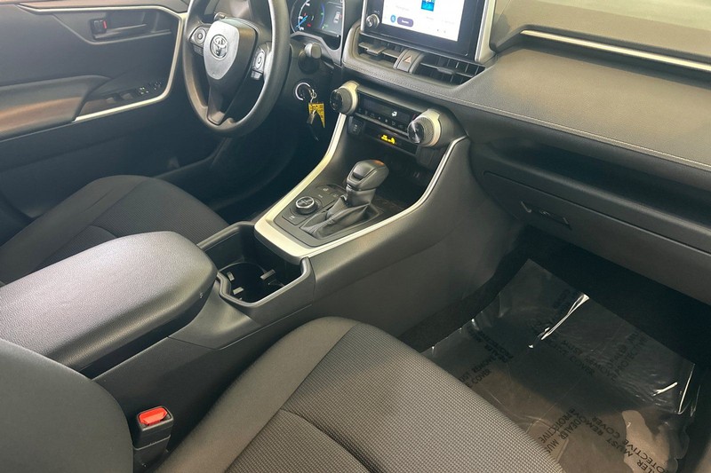 Toyota RAV4 Vehicle Full-screen Gallery Image 16