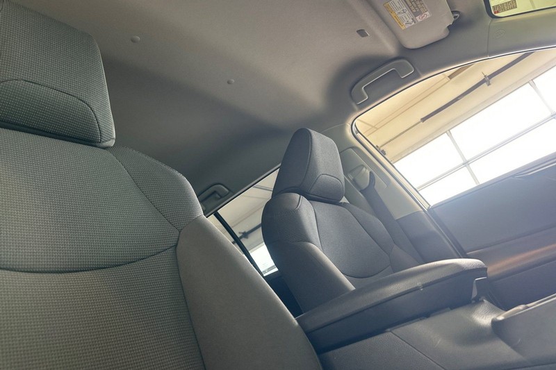 Toyota RAV4 Vehicle Full-screen Gallery Image 17