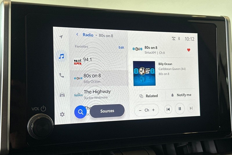 Toyota RAV4 Vehicle Full-screen Gallery Image 18