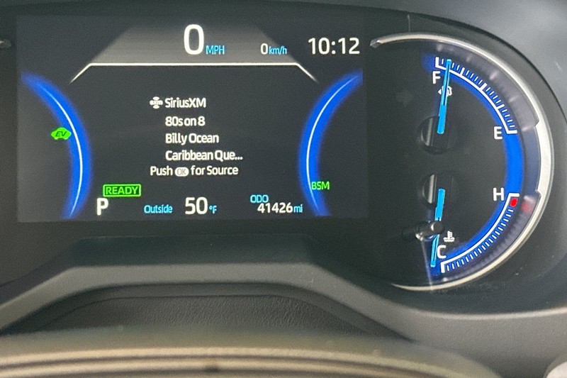 Toyota RAV4 Vehicle Full-screen Gallery Image 25