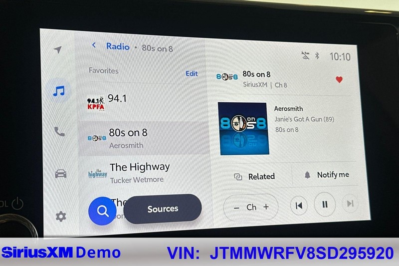 Toyota RAV4 Vehicle Full-screen Gallery Image 28