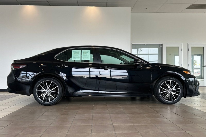 Toyota Camry Vehicle Full-screen Gallery Image 03