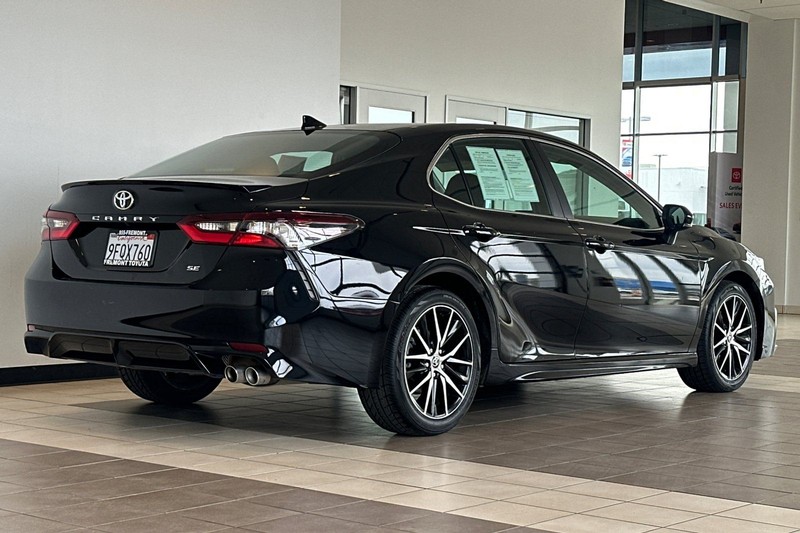 Toyota Camry Vehicle Full-screen Gallery Image 04