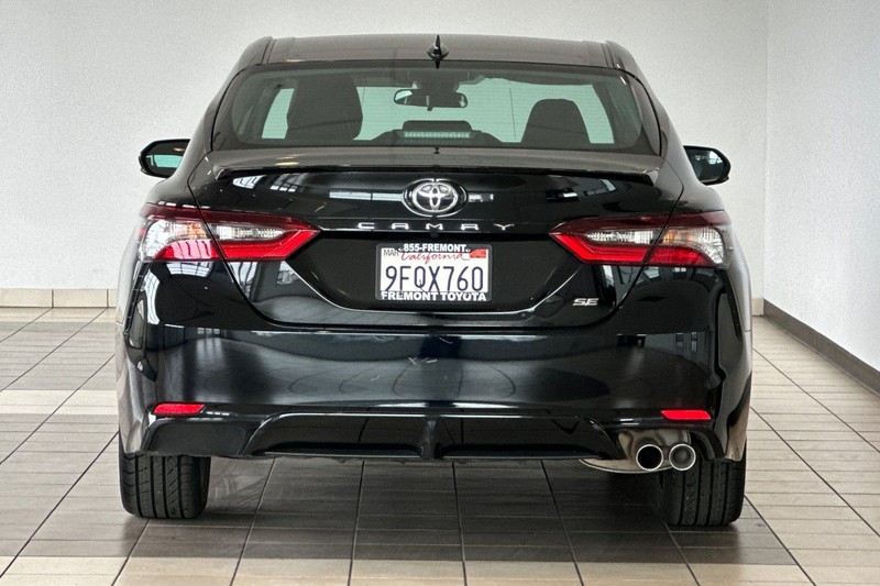 Toyota Camry Vehicle Full-screen Gallery Image 05