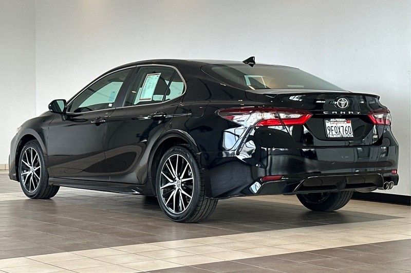 Toyota Camry Vehicle Full-screen Gallery Image 06