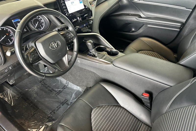 Toyota Camry Vehicle Full-screen Gallery Image 10