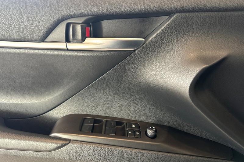 Toyota Camry Vehicle Full-screen Gallery Image 11