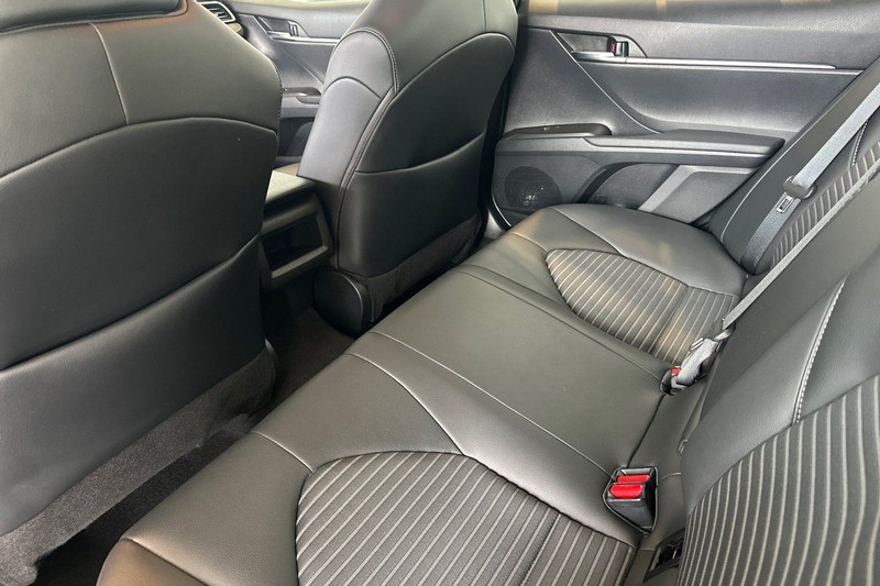 Toyota Camry Vehicle Full-screen Gallery Image 12