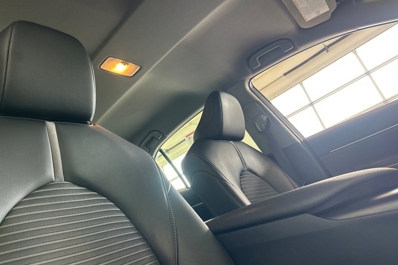 Toyota Camry Vehicle Full-screen Gallery Image 16