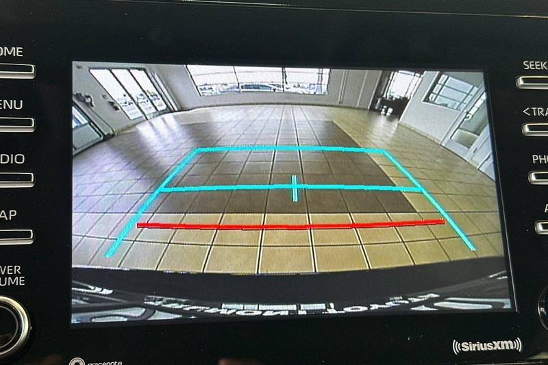 Toyota Camry Vehicle Full-screen Gallery Image 18