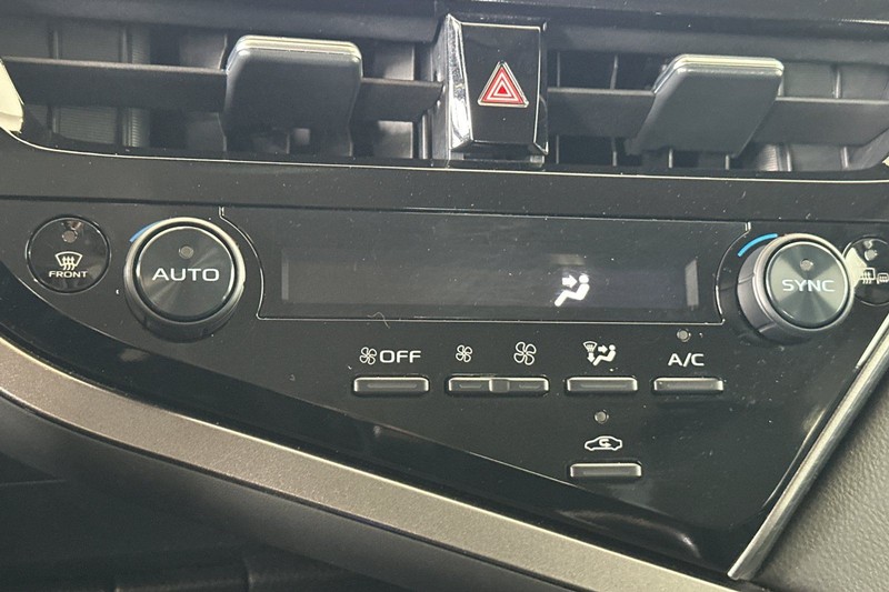 Toyota Camry Vehicle Full-screen Gallery Image 19