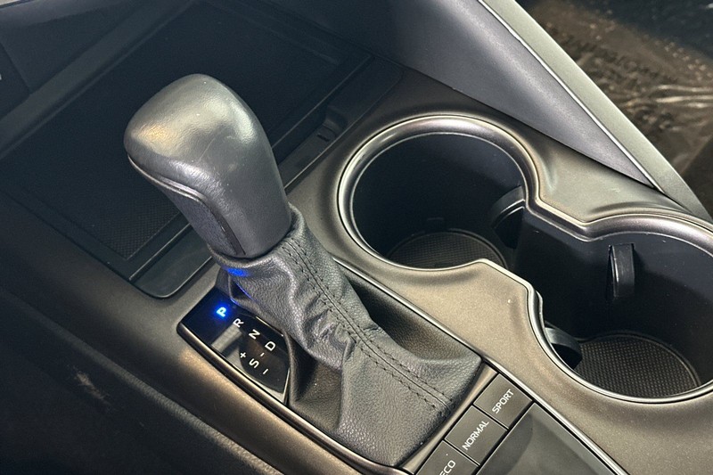 Toyota Camry Vehicle Full-screen Gallery Image 20