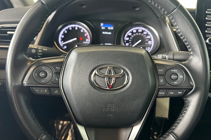 Toyota Camry Vehicle Full-screen Gallery Image 21