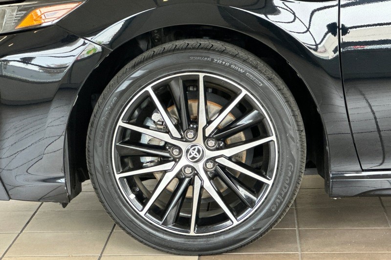 Toyota Camry Vehicle Full-screen Gallery Image 24