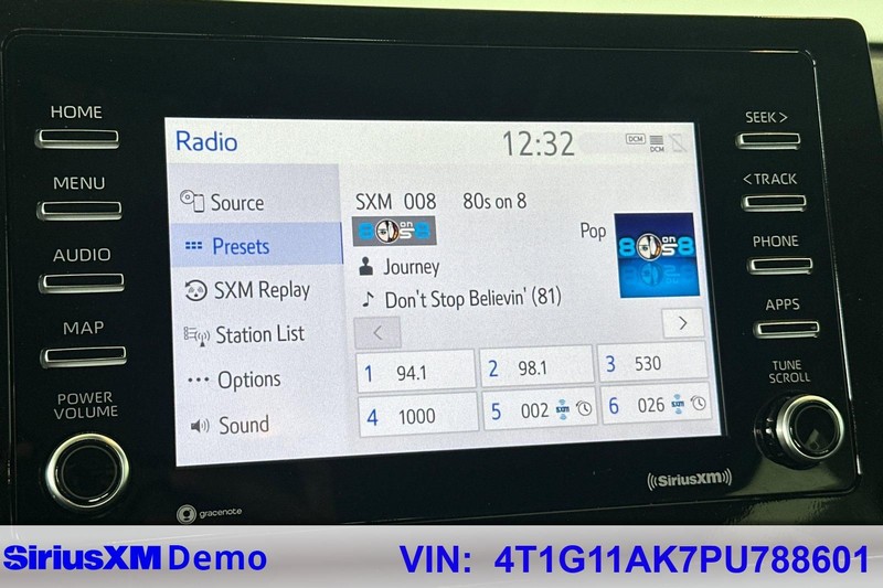 Toyota Camry Vehicle Full-screen Gallery Image 26