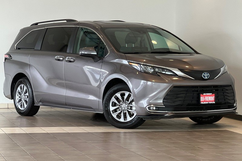 Toyota Sienna Vehicle Full-screen Gallery Image 02