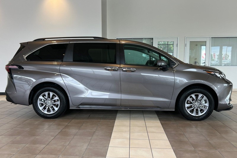 Toyota Sienna Vehicle Full-screen Gallery Image 03