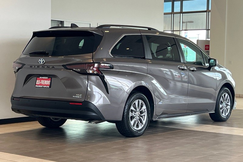 Toyota Sienna Vehicle Full-screen Gallery Image 04