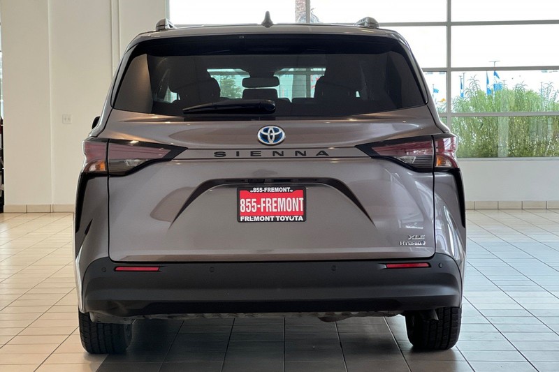 Toyota Sienna Vehicle Full-screen Gallery Image 05