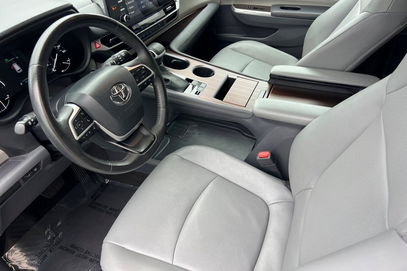 Toyota Sienna Vehicle Full-screen Gallery Image 10