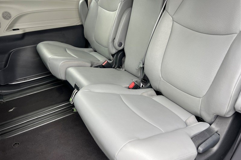 Toyota Sienna Vehicle Full-screen Gallery Image 12