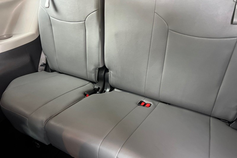 Toyota Sienna Vehicle Full-screen Gallery Image 15