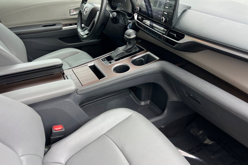 Toyota Sienna Vehicle Full-screen Gallery Image 17