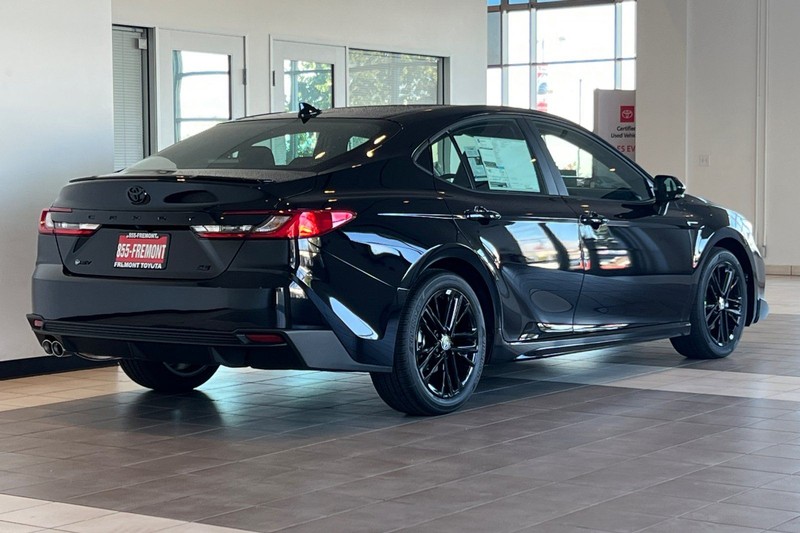 Toyota Camry Vehicle Full-screen Gallery Image 05