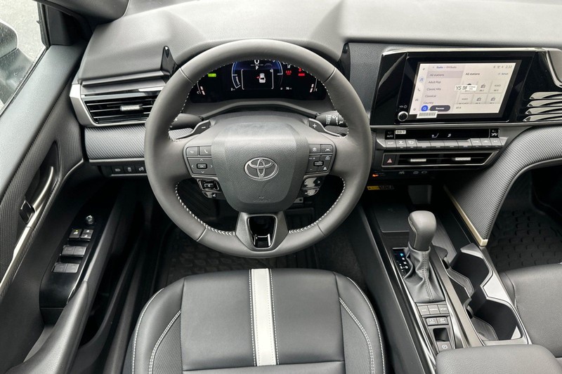Toyota Camry Vehicle Full-screen Gallery Image 12