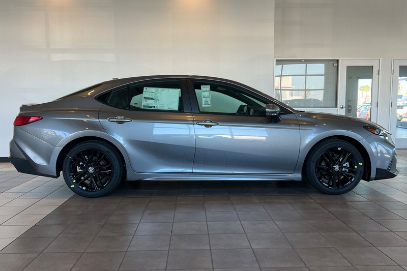 Toyota Camry Vehicle Full-screen Gallery Image 04