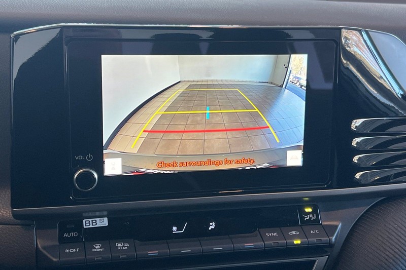 Toyota Camry Vehicle Full-screen Gallery Image 16