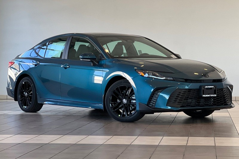 Toyota Camry Vehicle Full-screen Gallery Image 02