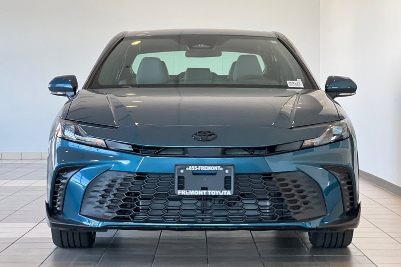 Toyota Camry Vehicle Full-screen Gallery Image 03