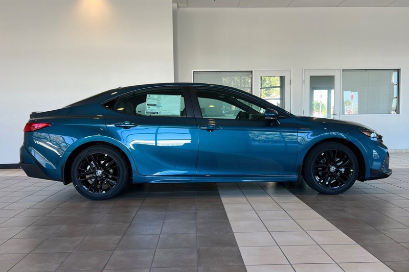 Toyota Camry Vehicle Full-screen Gallery Image 04