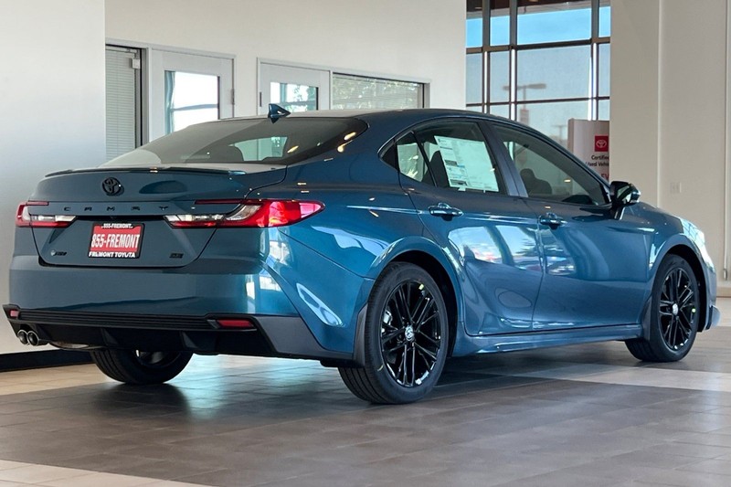 Toyota Camry Vehicle Full-screen Gallery Image 05