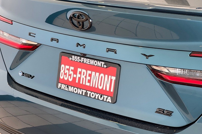 Toyota Camry Vehicle Full-screen Gallery Image 07