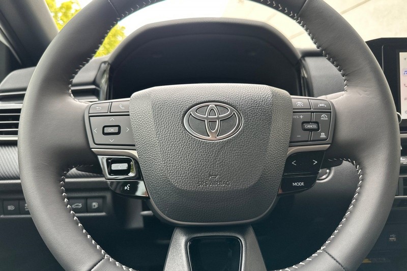 Toyota Camry Vehicle Full-screen Gallery Image 20