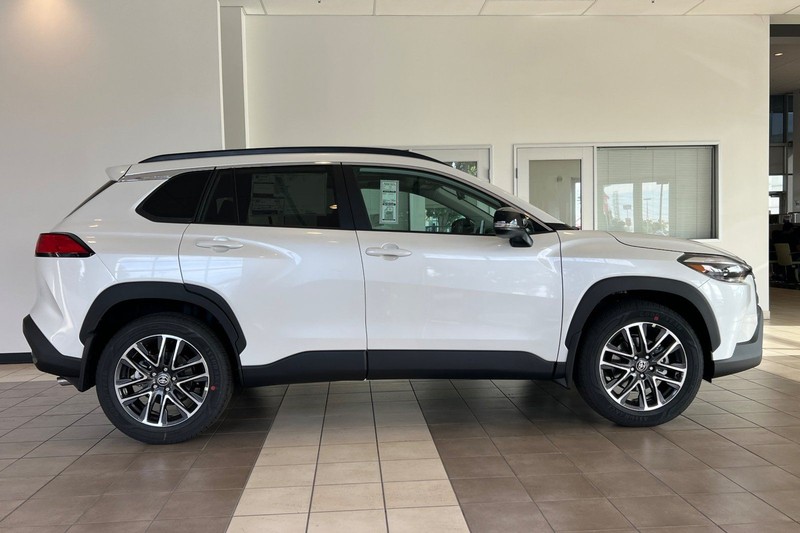 Toyota Corolla Cross Vehicle Full-screen Gallery Image 04