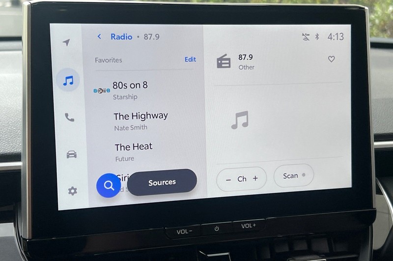 Toyota Corolla Cross Vehicle Full-screen Gallery Image 15