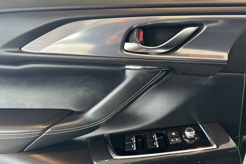 Mazda CX-9 Vehicle Full-screen Gallery Image 11