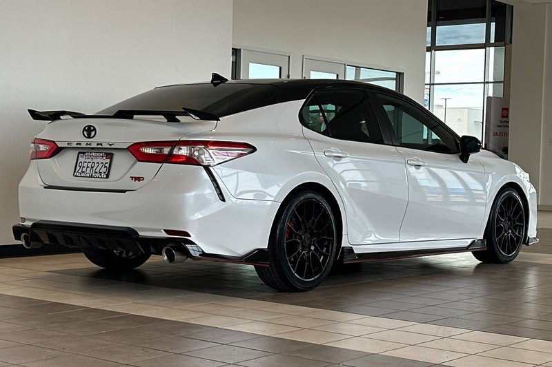 Toyota Camry Vehicle Full-screen Gallery Image 04