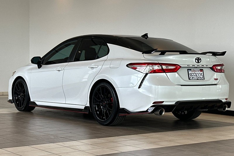 Toyota Camry Vehicle Full-screen Gallery Image 06