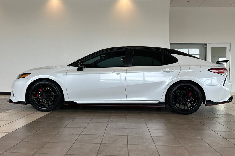 Toyota Camry Vehicle Full-screen Gallery Image 07