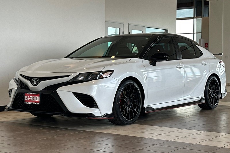 Toyota Camry Vehicle Full-screen Gallery Image 08