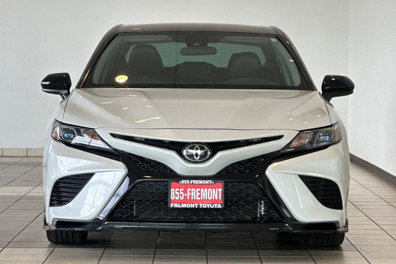 Toyota Camry Vehicle Full-screen Gallery Image 09