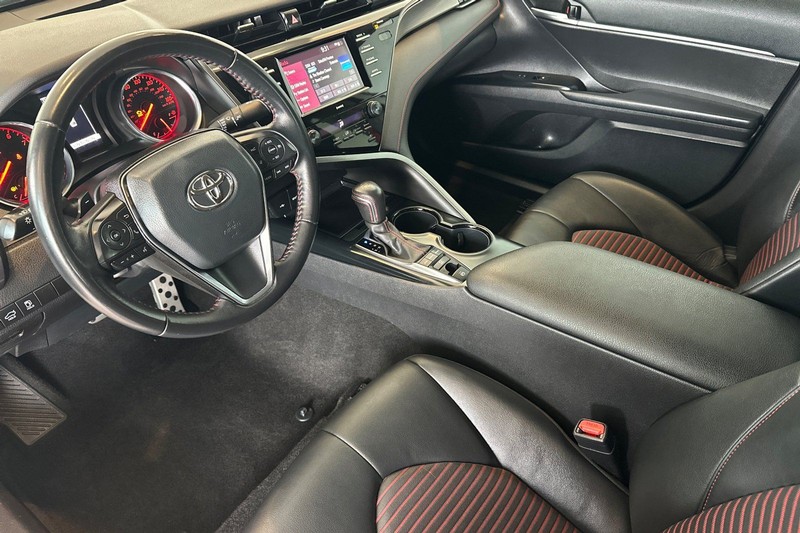 Toyota Camry Vehicle Full-screen Gallery Image 10